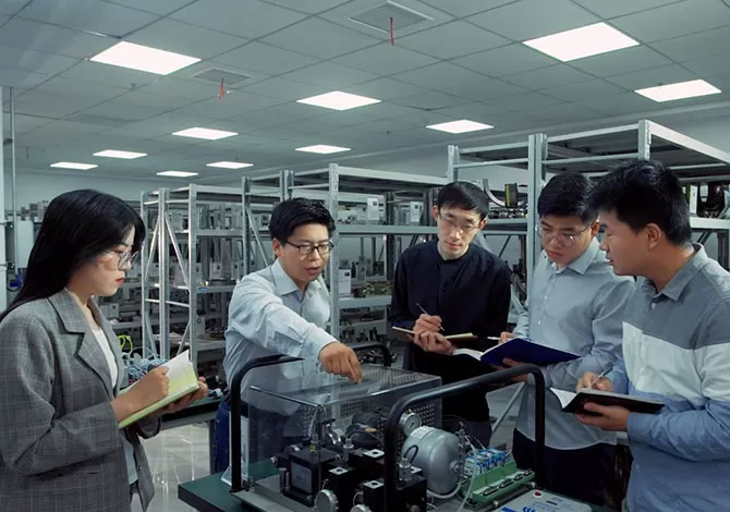 Experienced & Practical Faculty