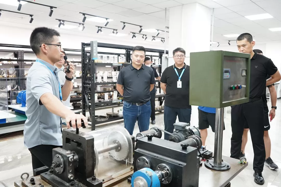 Representatives of Hundreds of Leading Iron and Steel Enterprises Organized to Visit RONDS